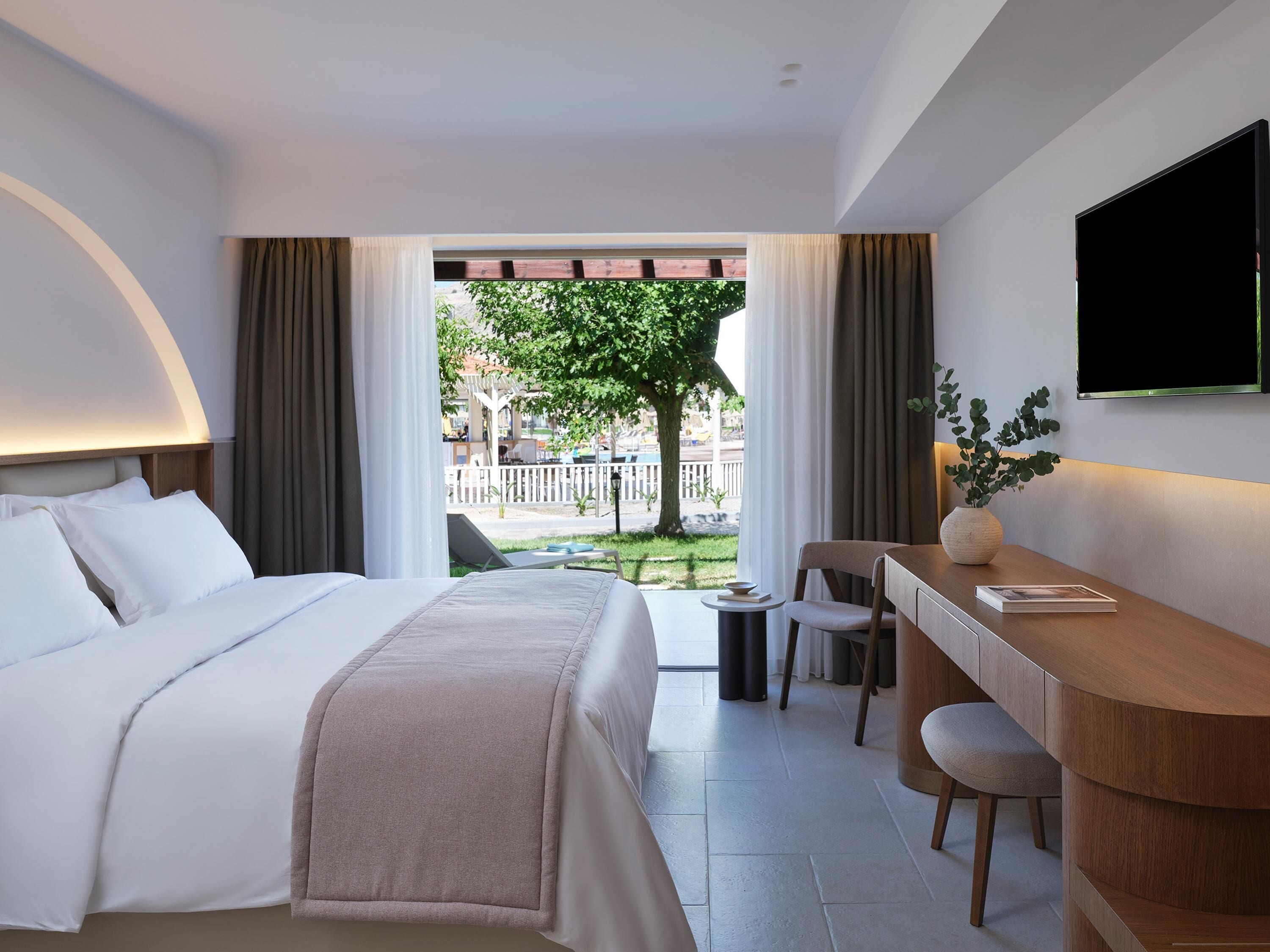 Standard Bungalow, Garden View | Free minibar, in-room safe, desk, blackout drapes