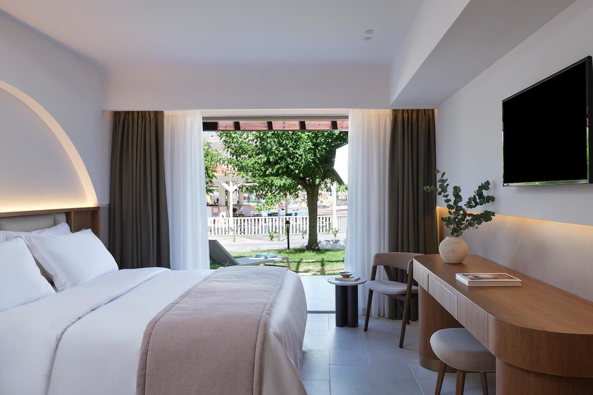 Standard Bungalow, Garden View | Free minibar, in-room safe, desk, blackout drapes