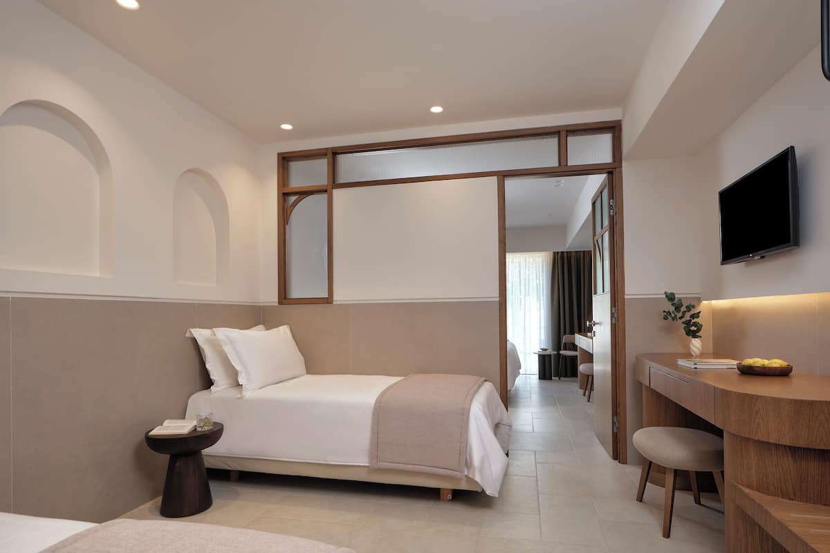 Minibar con artículos gratuitos y caja de seguridad en la habitación