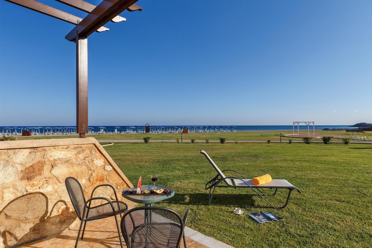 Habitación superior, frente a la playa | Minibar con artículos gratuitos, caja fuerte, escritorio