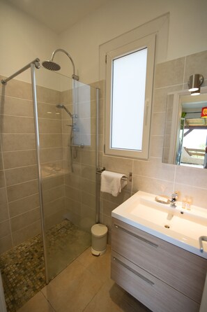Amenidades de baño gratuitas, secadora de cabello, toallas, shampoo 