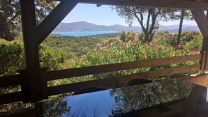 A wooden pergola with a view of a lake and mountains. - Les Hauts de Porto Vecchio (Porto-Vecchio)