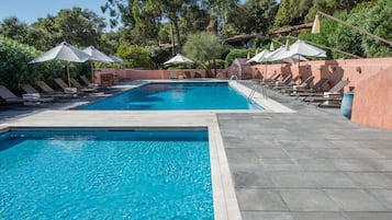 Piscine extérieure, parasols de plage, chaises longues