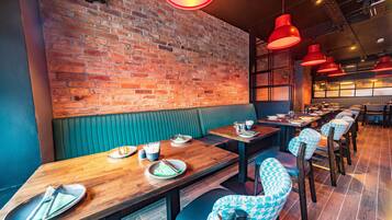 Se ofrece un desayuno completo (15 EUR por persona)