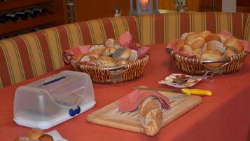 TĂ€gliches inbegriffenes FrĂŒhstĂŒcksbuffet