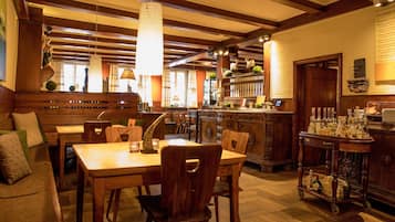 Café da manhã, almoço e jantar; culinária alemã