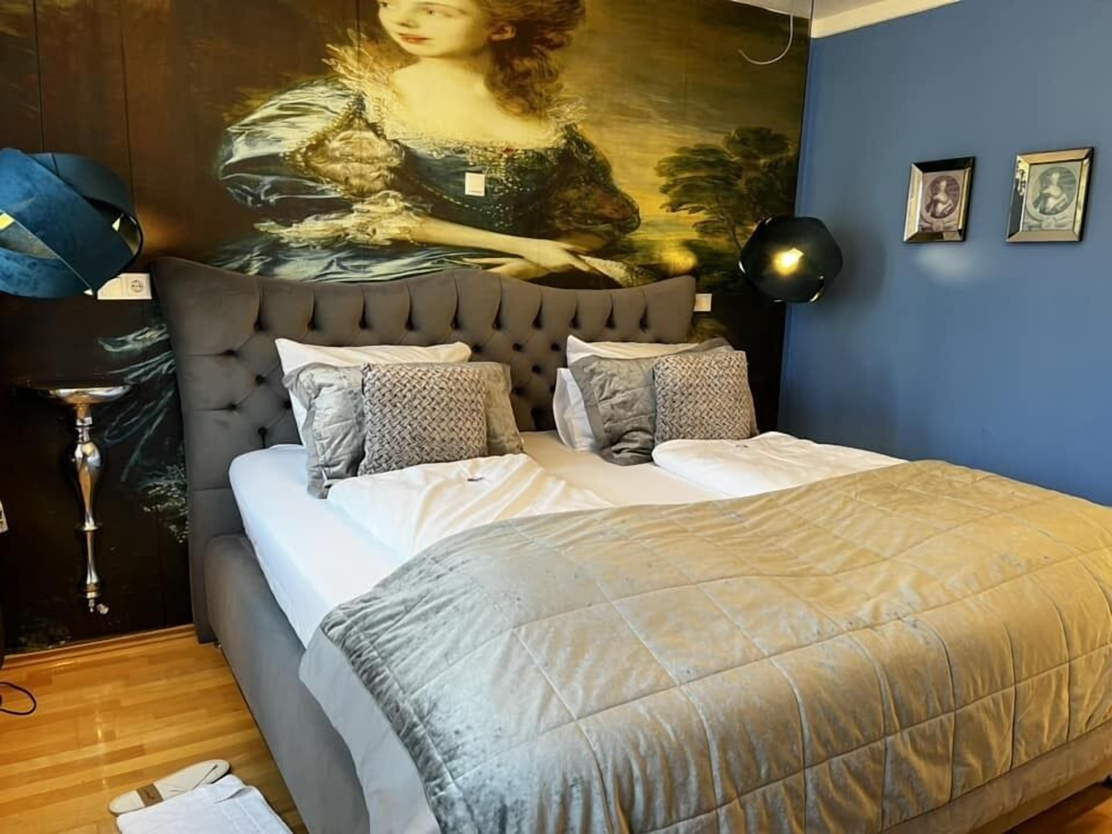 deluxe double room, 1 king bed, non smoking (with air condition) | 1 bedroom, premium bedding, tempur-pedic beds, individually decorated