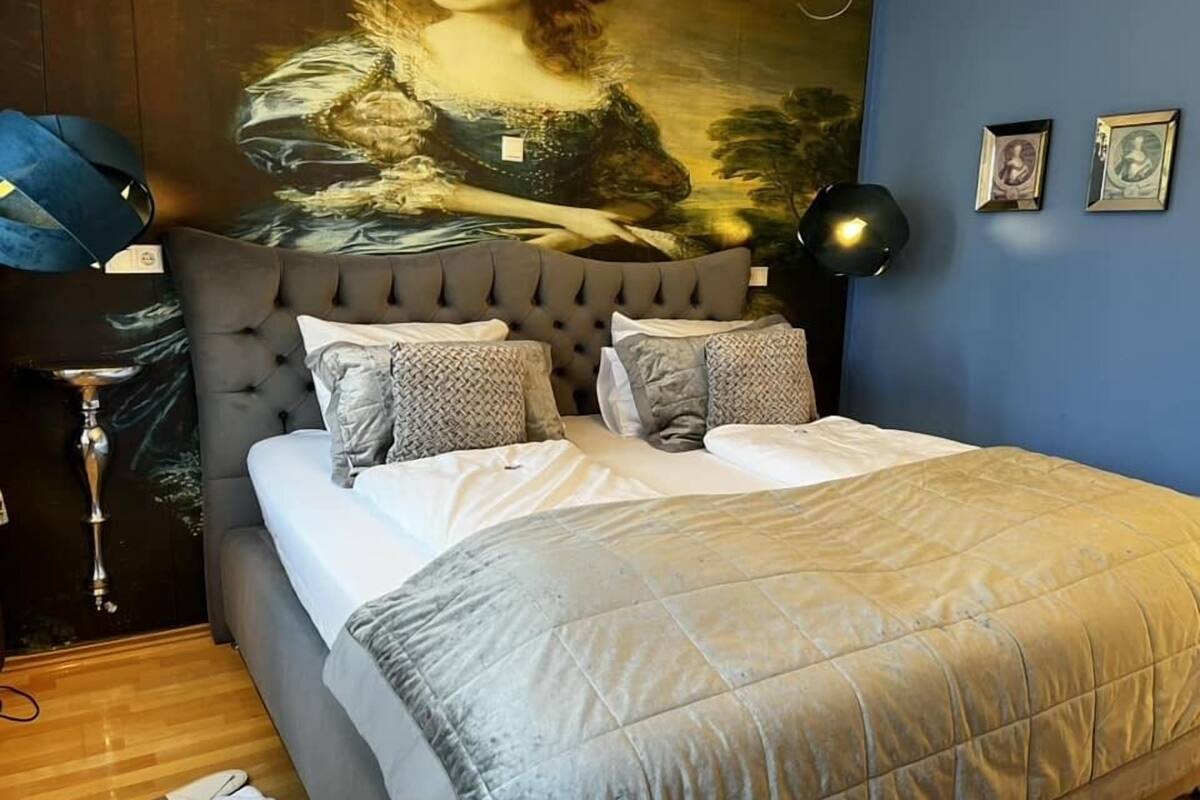 deluxe double room, 1 king bed, non smoking (with air condition) | 1 bedroom, premium bedding, tempur-pedic beds, individually decorated