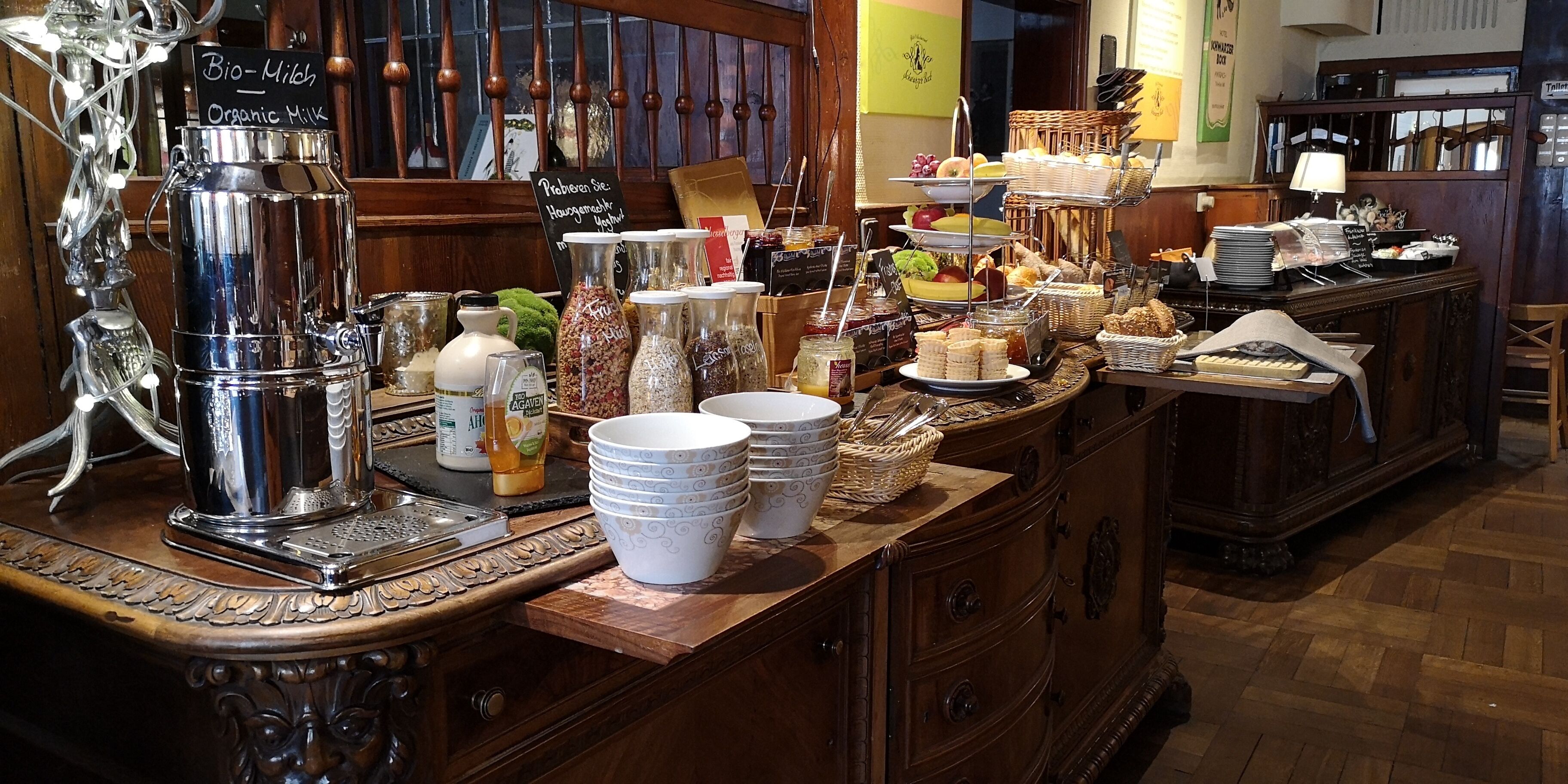 Daily continental breakfast (EUR 19.95 per person)
