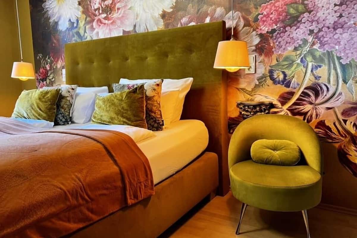 deluxe double room, 1 king bed, non smoking (with air condition) | 1 bedroom, premium bedding, tempur-pedic beds, individually decorated