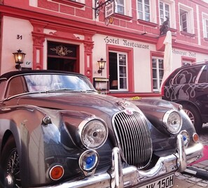 Parking sans voiturier (12 EUR par nuit)