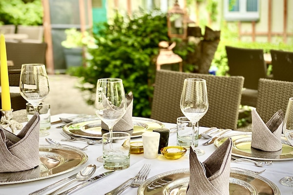 Sarapan, makan tengah hari, makan malam dihidangkan; masakan Jerman