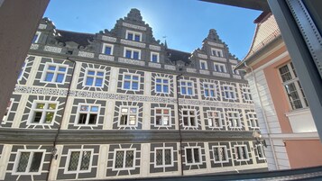 Un edificio histórico con detalles arquitectónicos ornamentales, múltiples ventanas y una fachada simétrica.