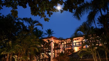 Fachada del alojamiento - Noche