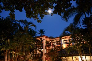 Fachada de la propiedad por la tarde o noche