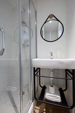 Dusche, umweltfreundliche Kosmetikartikel, Handtücher