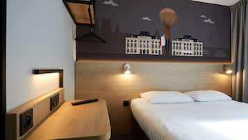 Superior Room, 1 Queen Bed | 1 bedroom, iron/ironing board, free WiFi, bed sheets
