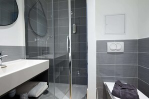 Shower, eco-friendly toiletries, towels - KYRIAD DIRECT Orleans - La Chapelle St Mesmin (La Chapelle-Saint-Mesmin)