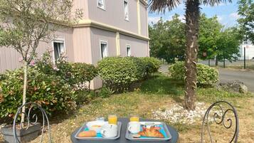 Daily buffet breakfast (EUR 9 per person)