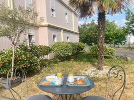 Desayuno buffet diario (EUR 9 por persona)