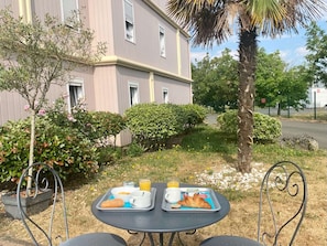 Päivittäinen buffetaamiainen (9 EUR per henkilö)