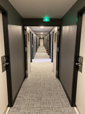 Kaiteet käytävillä