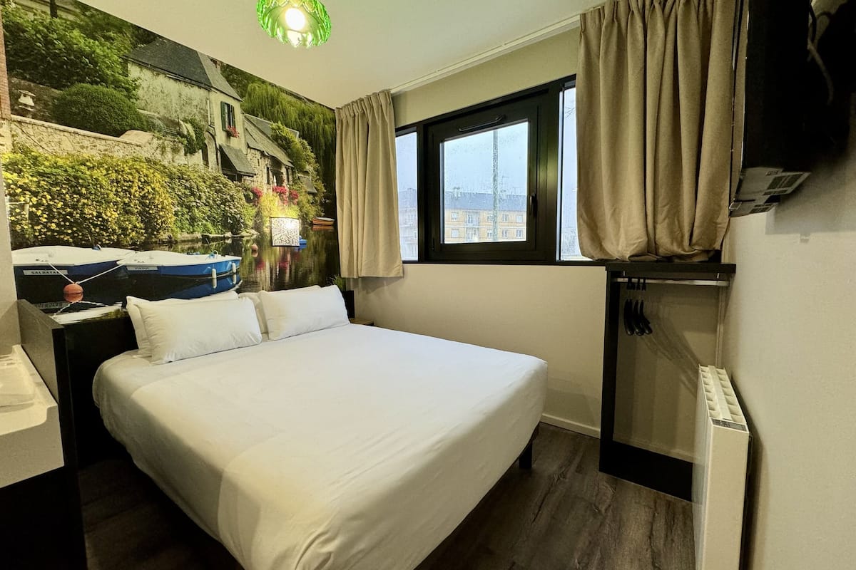 double room, 1 queen bed, accessible | individually furnished, desk, laptop workspace, blackout curtains