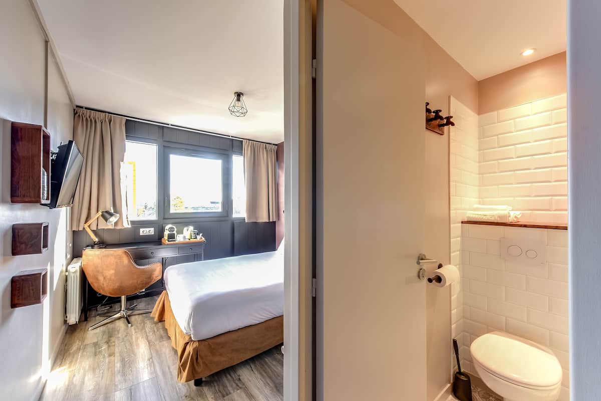 double room, 1 queen bed | individually furnished, desk, laptop workspace, blackout curtains