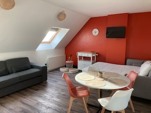 Family Room | Living area | Flat-screen TV - Brit Hotel St Nazaire Centre Gare (Saint-Nazaire)
