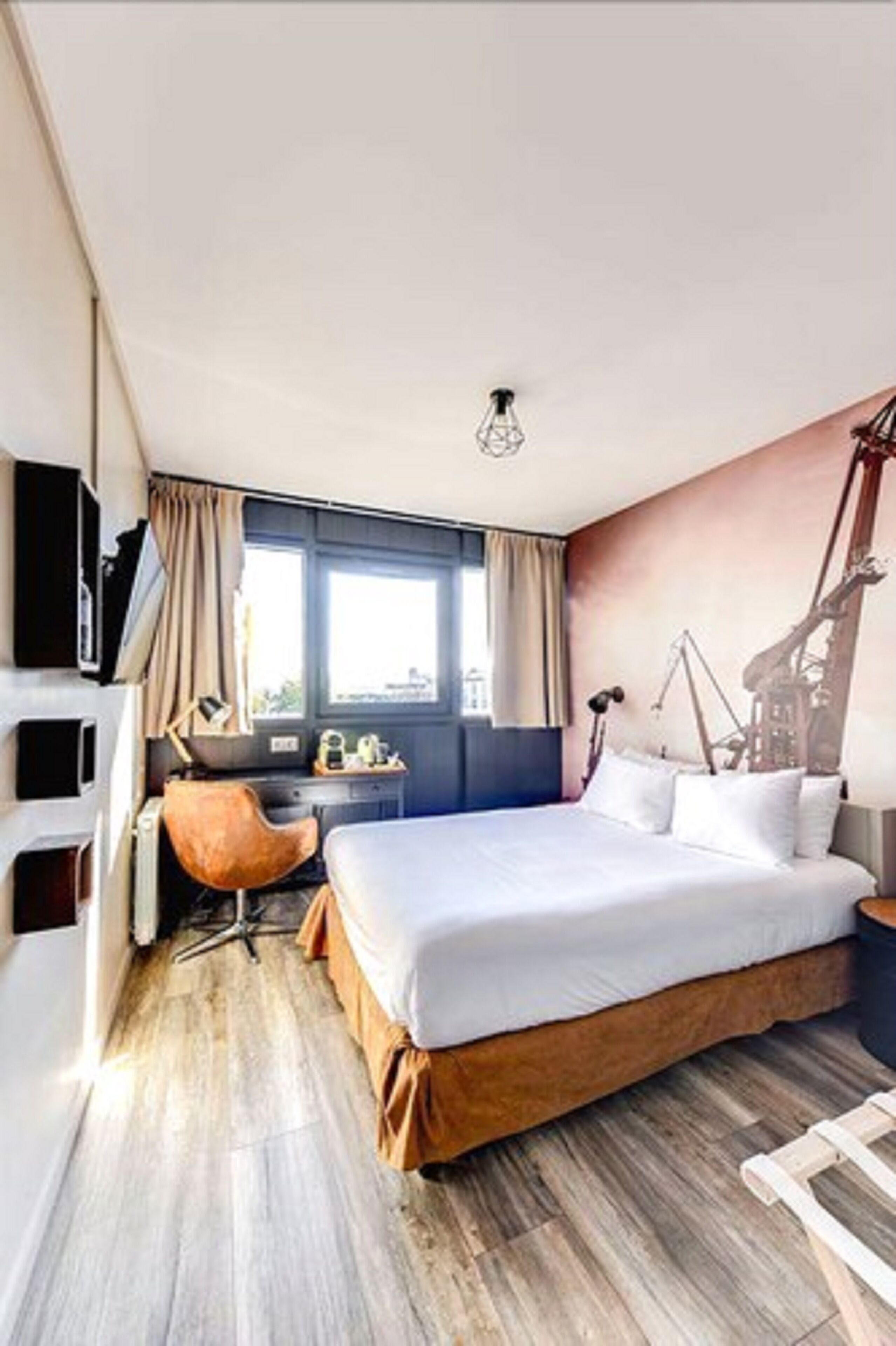 Habitación doble, 1 cama de matrimonio | Mobiliario individual, escritorio, espacio para trabajar con un portátil