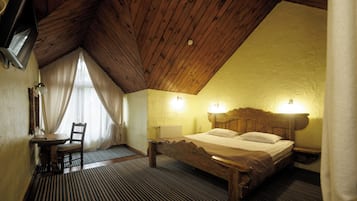 1 kamar tidur, seprai premium, brankas, dan meja kerja