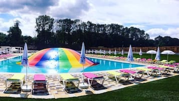 3 piscines extérieures, parasols de plage, chaises longues