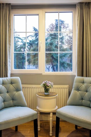 Dobbelt- eller tomannsrom – superior, byutsikt | Safe på rommet, skrivebord, blendingsgardiner og lydisolert