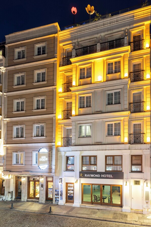 Un hotel de diverses plantes amb una façana clàssica, amb balcons i grans finestres.