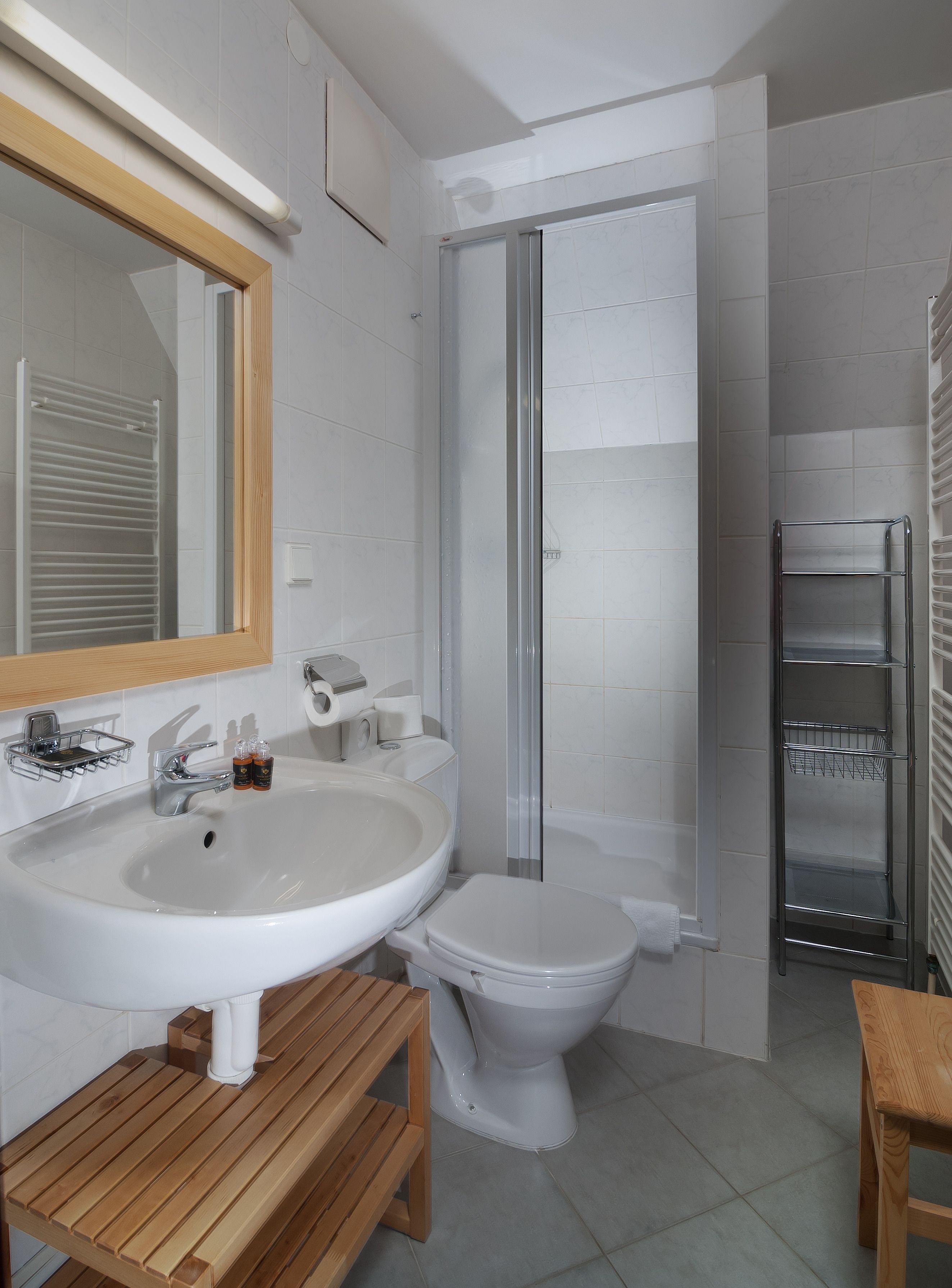 Dusche, Regendusche, kostenlose Toilettenartikel, Haartrockner