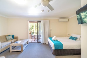 Balcony Queen | Iron/ironing board, cribs/infant beds, free WiFi, bed sheets