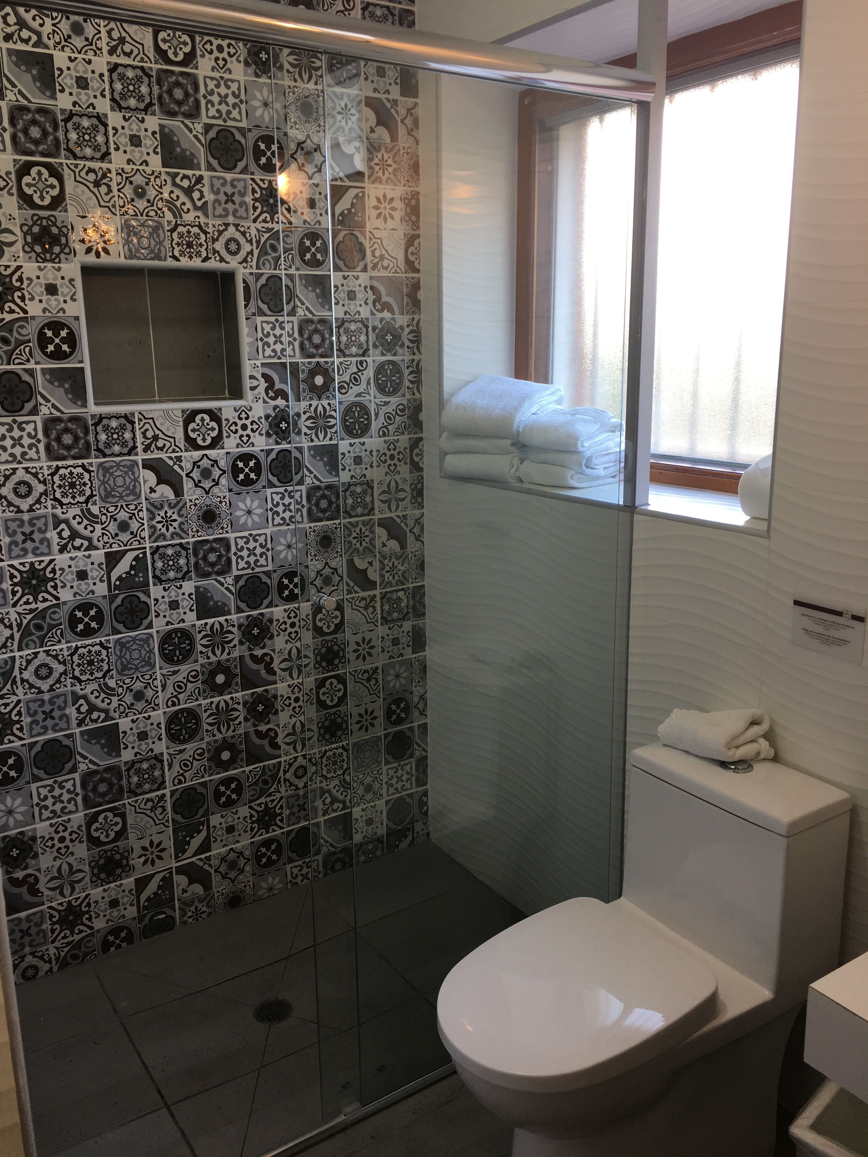 standard triple room | bathroom | free toiletries, towels
