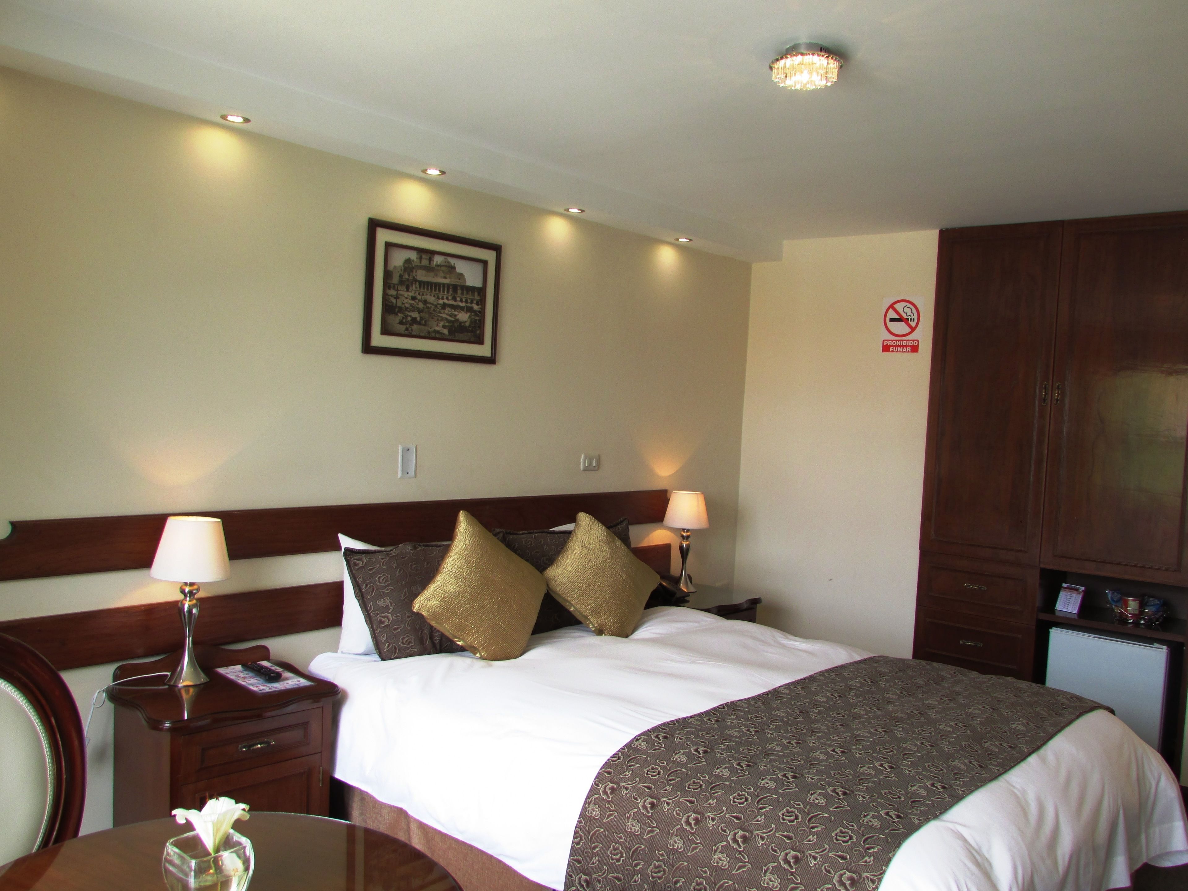 business single room | down duvets, minibar, in-room safe, desk