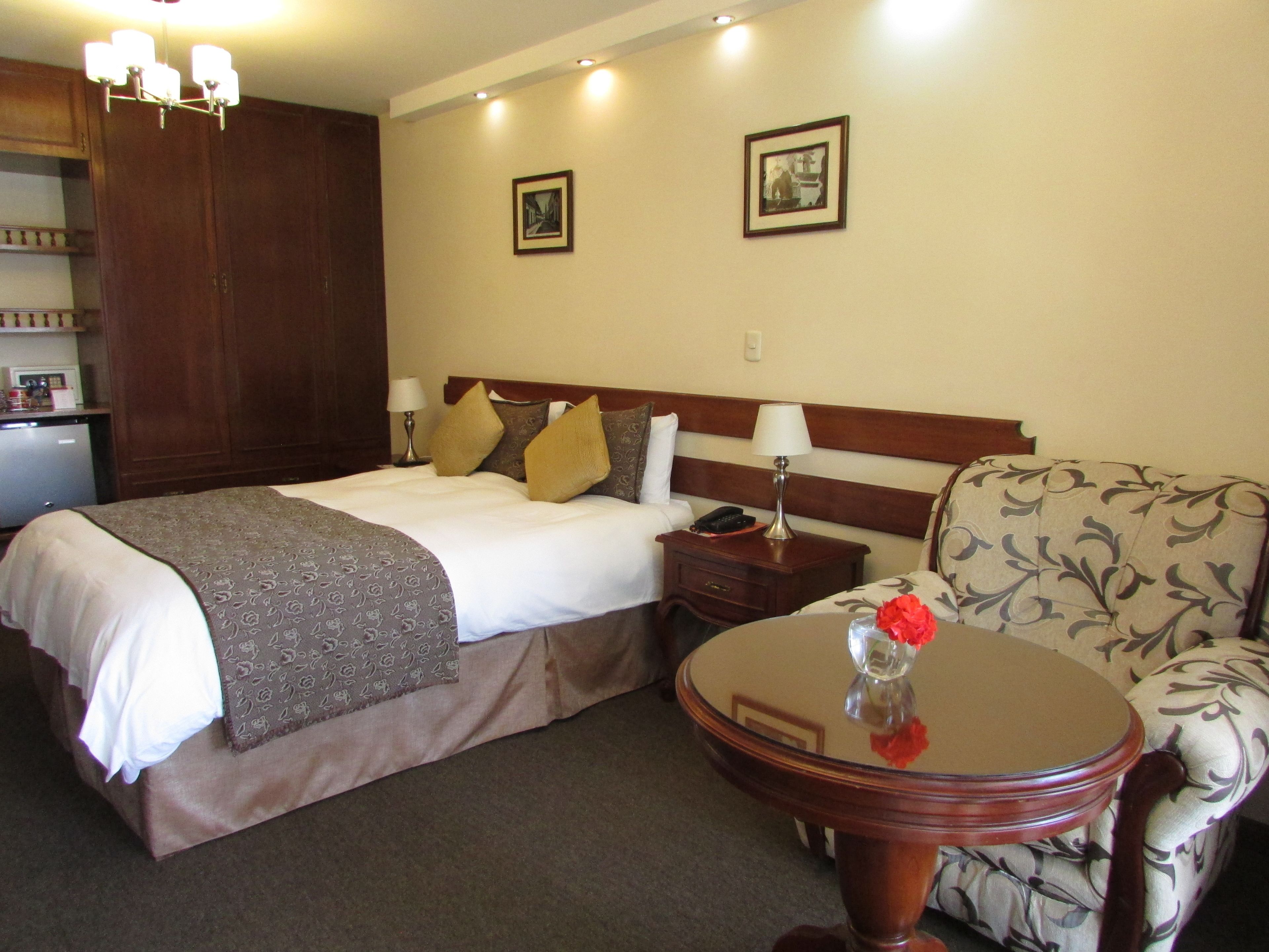 business double room | down duvets, minibar, in-room safe, desk