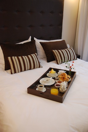 Superior Double Room | Room service - dining