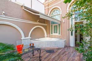 Deluxe tweepersoonskamer, bubbelbad | Terras