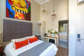 Deluxe tweepersoonskamer, bubbelbad | Pillowtop-bedden, een minibar, een kluis op de kamer, geluiddichte muren