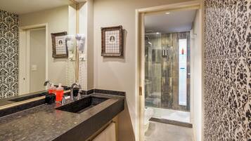 Superior Room | Bathroom
