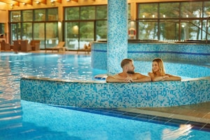 2 piscinas techadas, una piscina al aire libre de temporada, sombrillas