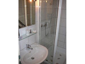 Een douche, gratis toiletartikelen, een haardroger, handdoeken