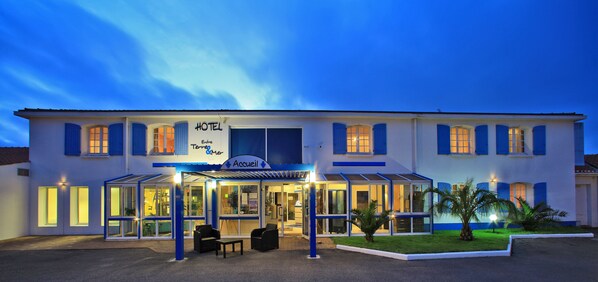 Front of property - evening/night - Hôtel Entre Terre et Mer (Beauvoir-sur-Mer)