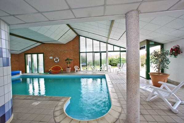 Indoor pool - Hôtel Entre Terre et Mer (Beauvoir-sur-Mer)