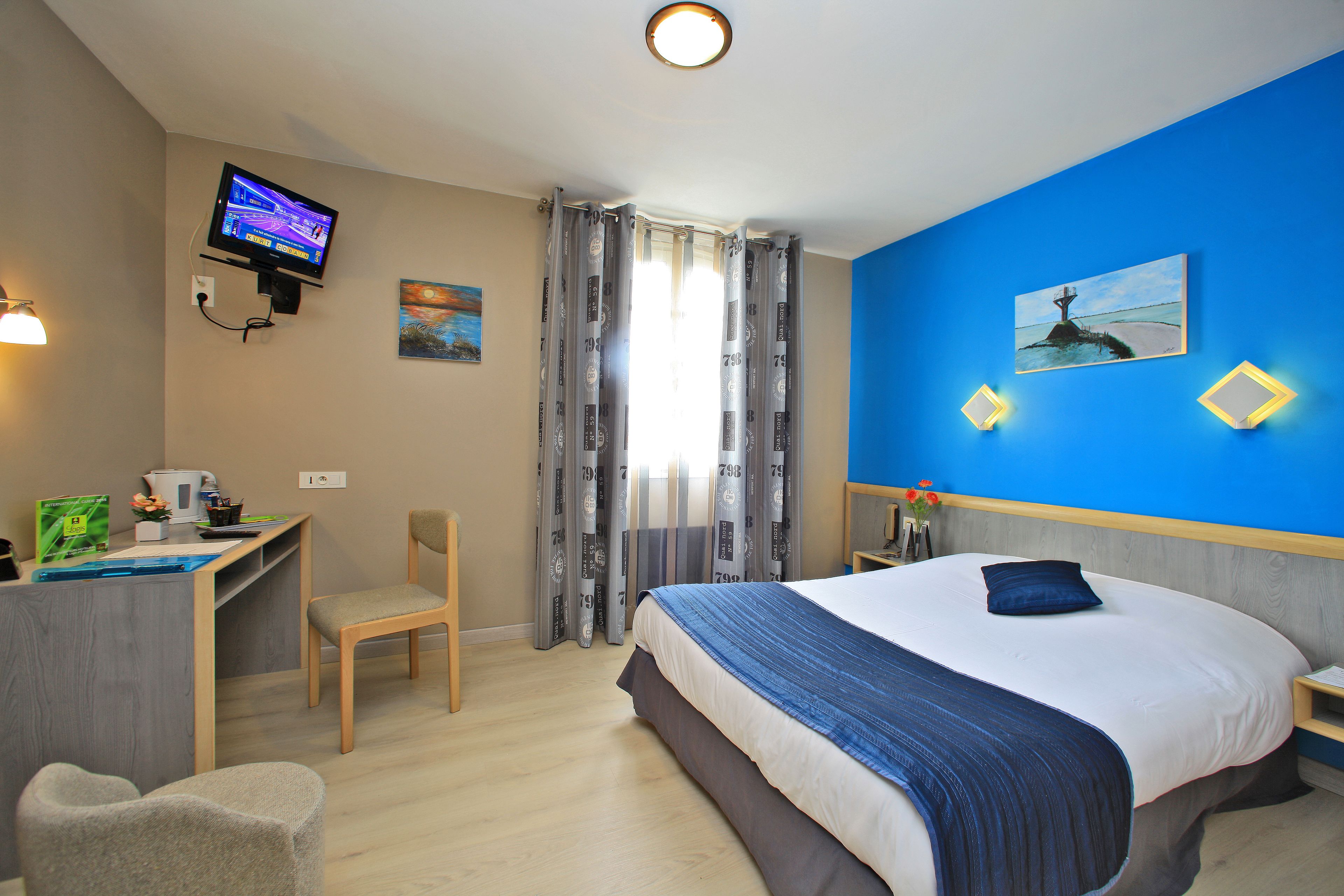 In-room safe, desk, free WiFi