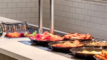 Desayuno buffet diario (GBP 16 por persona)