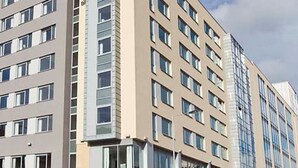A multi-story hotel with a modern design, featuring a prominent glass facade and a mix of window styles. - Leonardo Hotel Bradford (Bradford)